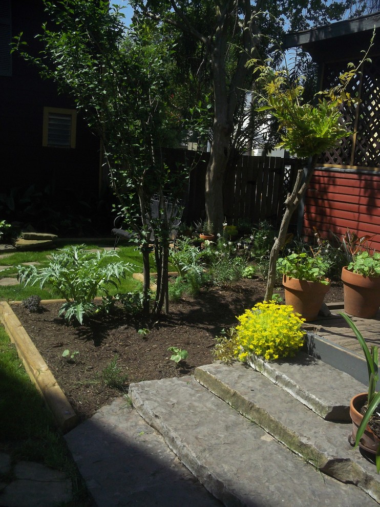 Idéer för en mellanstor klassisk formell trädgård i delvis sol framför huset, med en trädgårdsgång och marktäckning