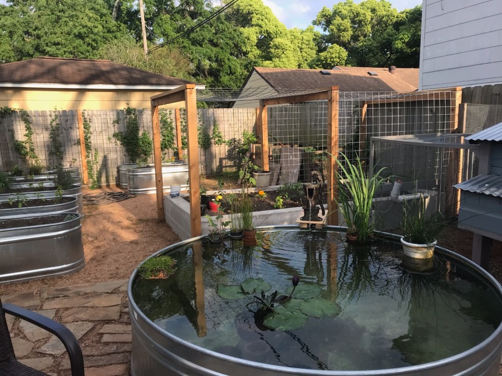 Mittelgroßer Landhaus Gemüsegarten hinter dem Haus mit direkter Sonneneinstrahlung und Natursteinplatten in Houston