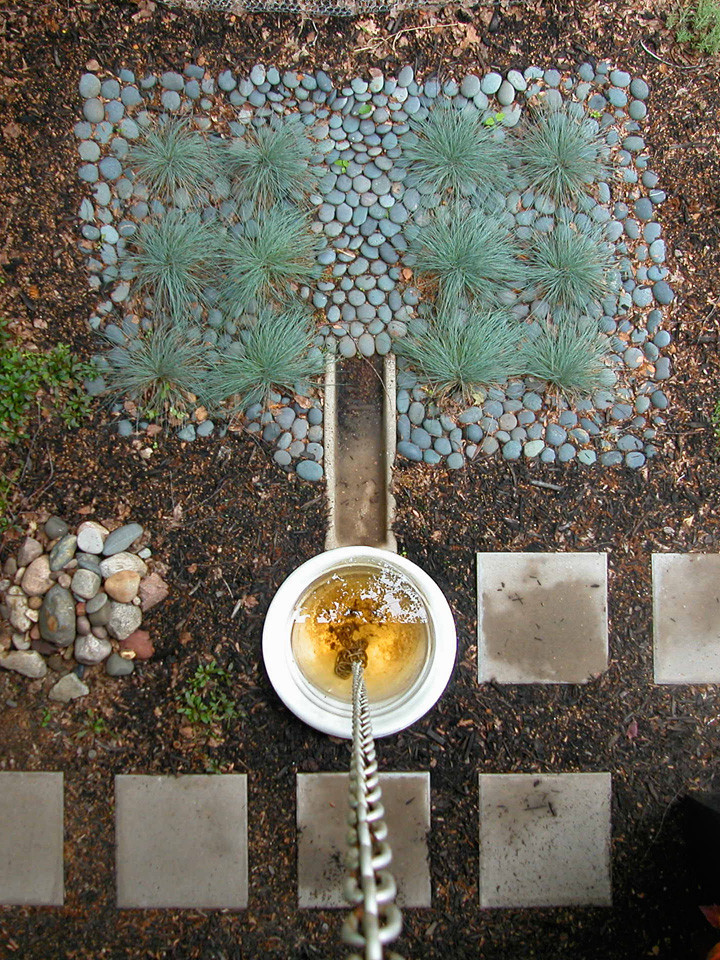 Ejemplo de jardín bohemio extra grande en verano con fuente, exposición parcial al sol y adoquines de ladrillo