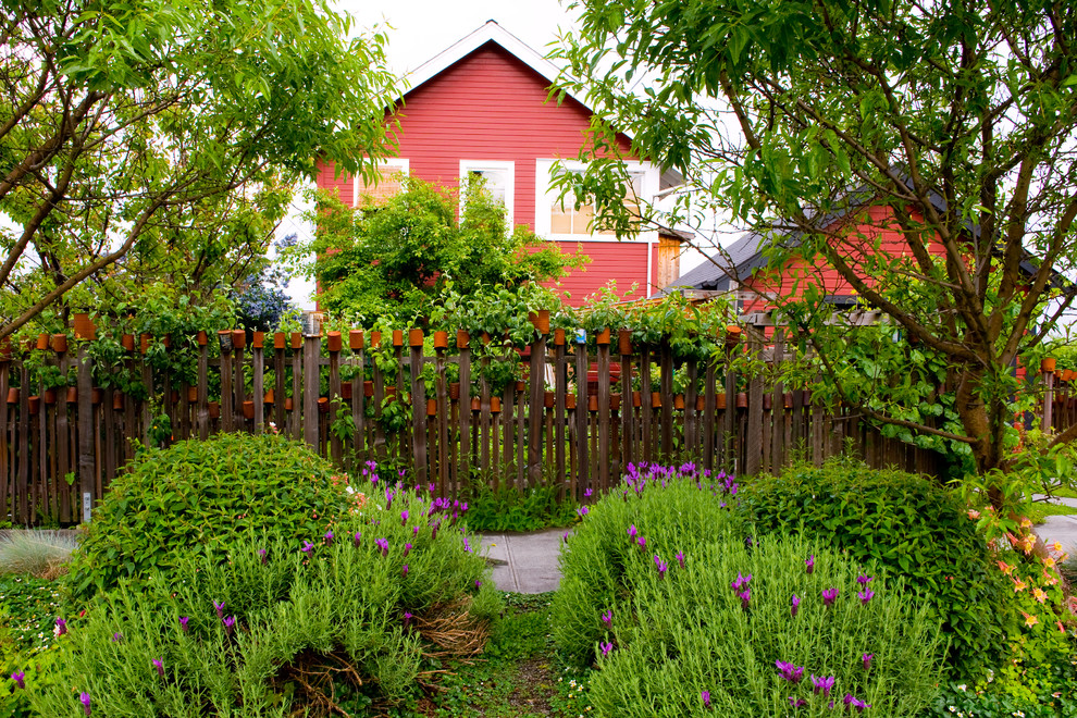 Design ideas for a farmhouse landscaping in Seattle.