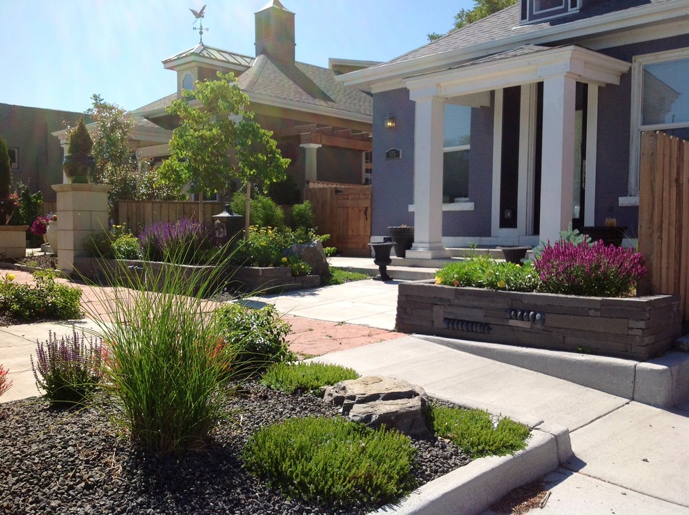 Small traditional front xeriscape garden in Denver with decomposed granite.