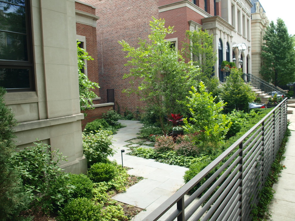 Foto di un piccolo giardino contemporaneo esposto a mezz'ombra davanti casa in estate con un ingresso o sentiero e pavimentazioni in pietra naturale
