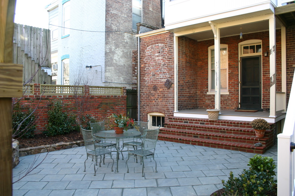 Immagine di un piccolo patio o portico boho chic dietro casa con pavimentazioni in cemento