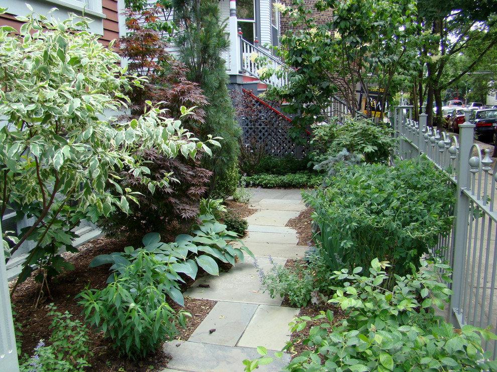 Idee per un giardino classico esposto a mezz'ombra di medie dimensioni e davanti casa in estate con un ingresso o sentiero e pavimentazioni in pietra naturale
