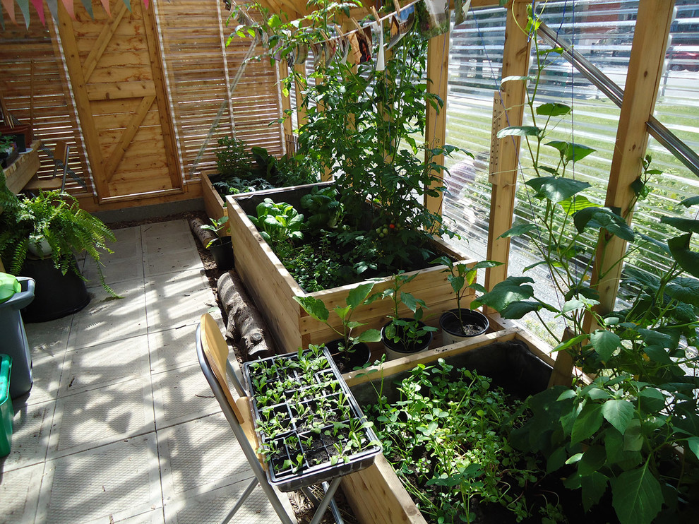 Exempel på en liten modern gårdsplan i full sol, med en köksträdgård och grus