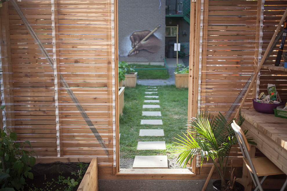 Modelo de jardín contemporáneo pequeño en patio con huerto, exposición total al sol y gravilla