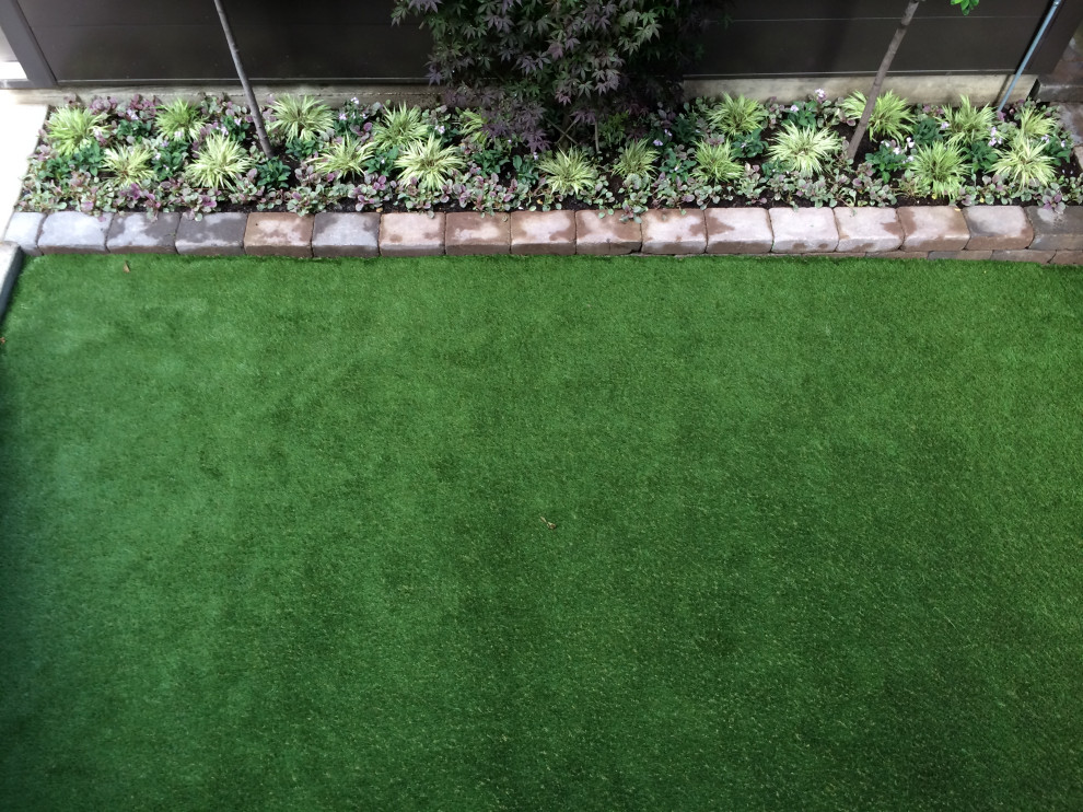 Immagine di un piccolo giardino minimalista davanti casa con pedane