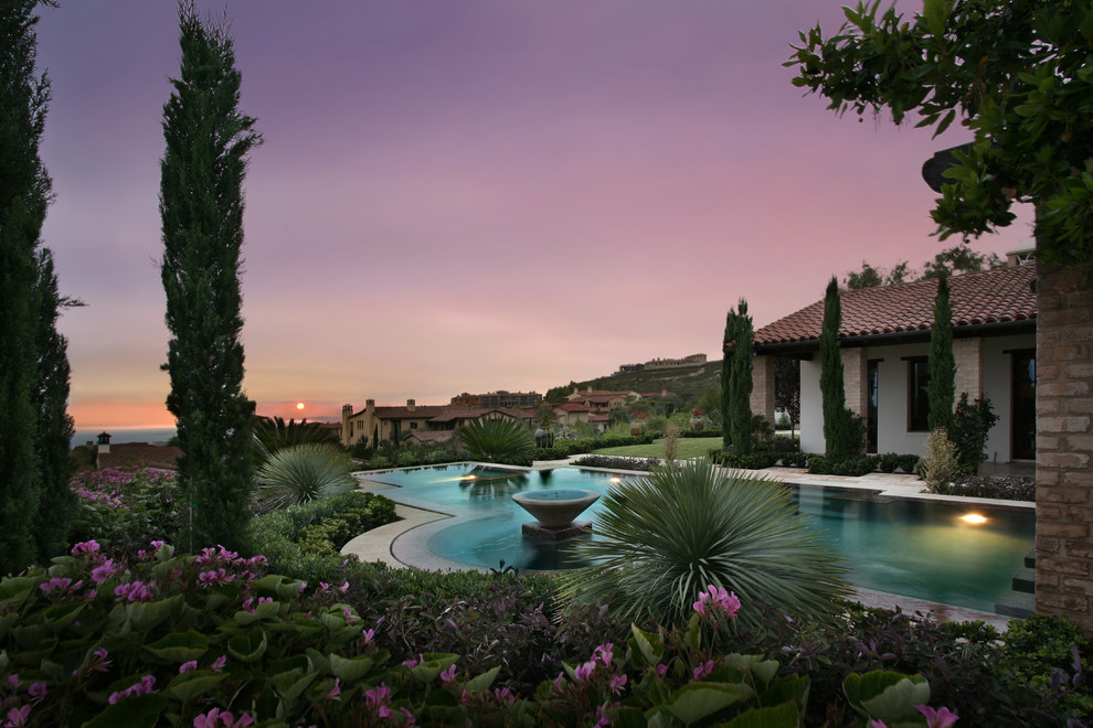 ロサンゼルスにあるラグジュアリーな広い地中海スタイルのおしゃれな裏庭 (日向) の写真