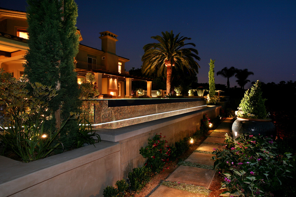 Источник вдохновения для домашнего уюта: садовый фонтан на заднем дворе в средиземноморском стиле