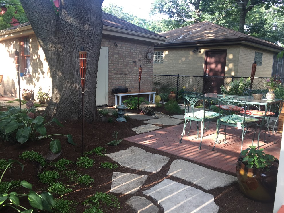 Aménagement d'un petit jardin arrière classique avec une exposition ombragée et des pavés en brique.