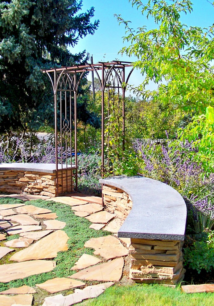 Свежая идея для дизайна: солнечный, летний засухоустойчивый сад среднего размера на переднем дворе в стиле фьюжн с хорошей освещенностью, покрытием из каменной брусчатки и садовой дорожкой или калиткой - отличное фото интерьера