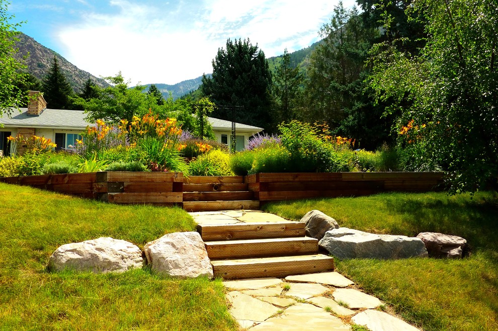 Ispirazione per un giardino xeriscape boho chic esposto in pieno sole di medie dimensioni e davanti casa in estate con pavimentazioni in pietra naturale e un ingresso o sentiero