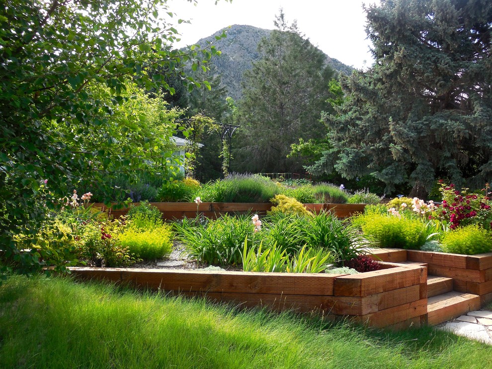 Imagen de jardín de secano tradicional de tamaño medio en patio delantero con exposición total al sol, adoquines de piedra natural y muro de contención