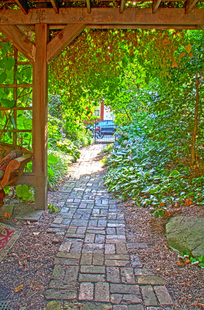 Kleiner, Schattiger Rustikaler Garten im Sommer mit Pflastersteinen in Sonstige