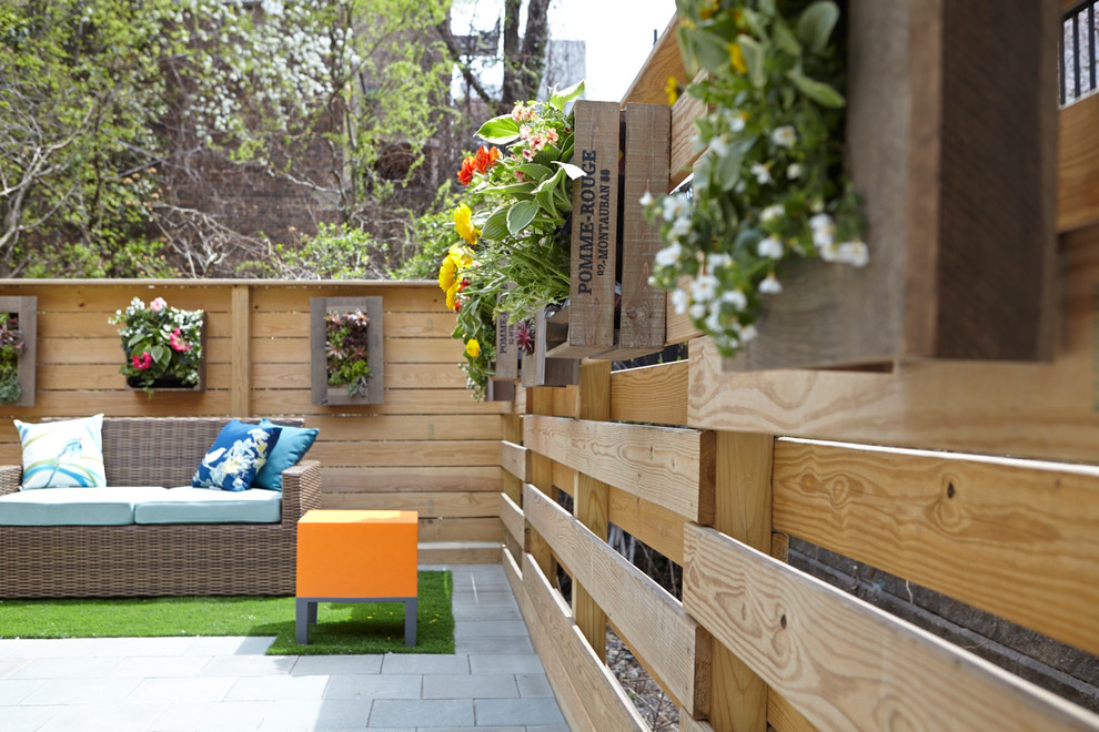 Ispirazione per un piccolo giardino minimal esposto in pieno sole dietro casa con pavimentazioni in pietra naturale