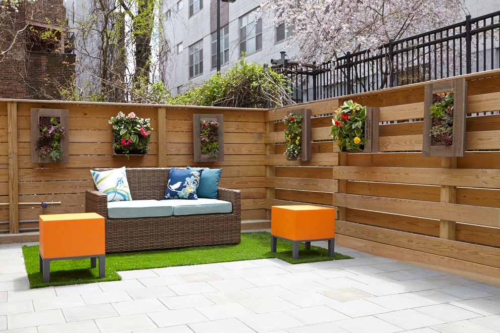 Kleine Moderne Pflanzenwand hinter dem Haus mit Natursteinplatten und direkter Sonneneinstrahlung in New York