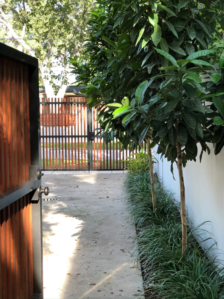 Foto di un piccolo vialetto d'ingresso minimal esposto a mezz'ombra davanti casa con un ingresso o sentiero e ghiaia