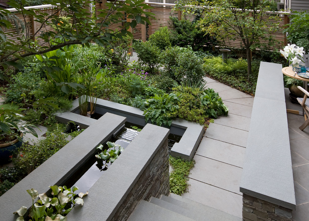 Idee per un piccolo giardino formale moderno esposto a mezz'ombra davanti casa in estate con pavimentazioni in pietra naturale e fontane