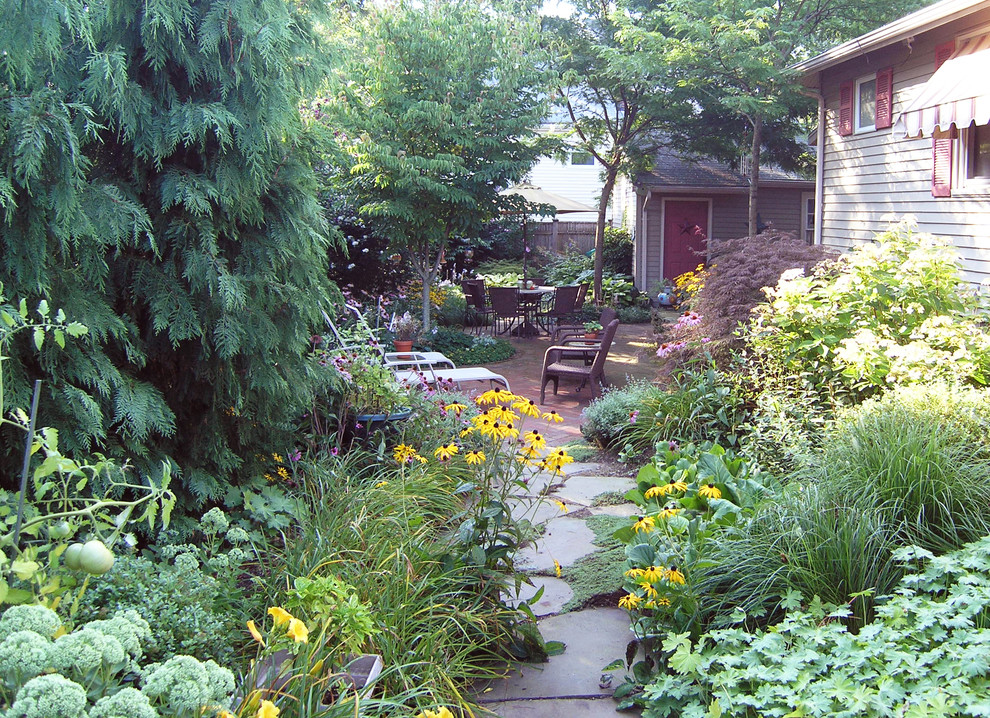 Design ideas for a shabby-chic style landscaping in Boston.