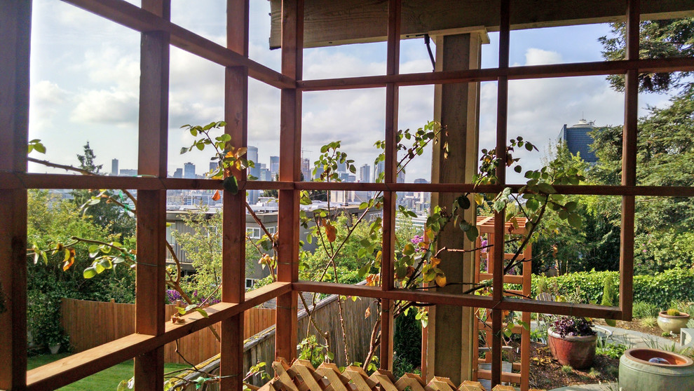 Geometrischer, Mittelgroßer Eklektischer Garten hinter dem Haus, im Sommer mit Wasserspiel, direkter Sonneneinstrahlung und Natursteinplatten in Seattle