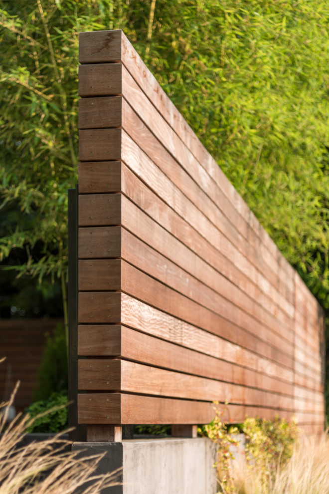 Cette photo montre un aménagement d'entrée ou allée de jardin avant tendance de taille moyenne avec une exposition ensoleillée.