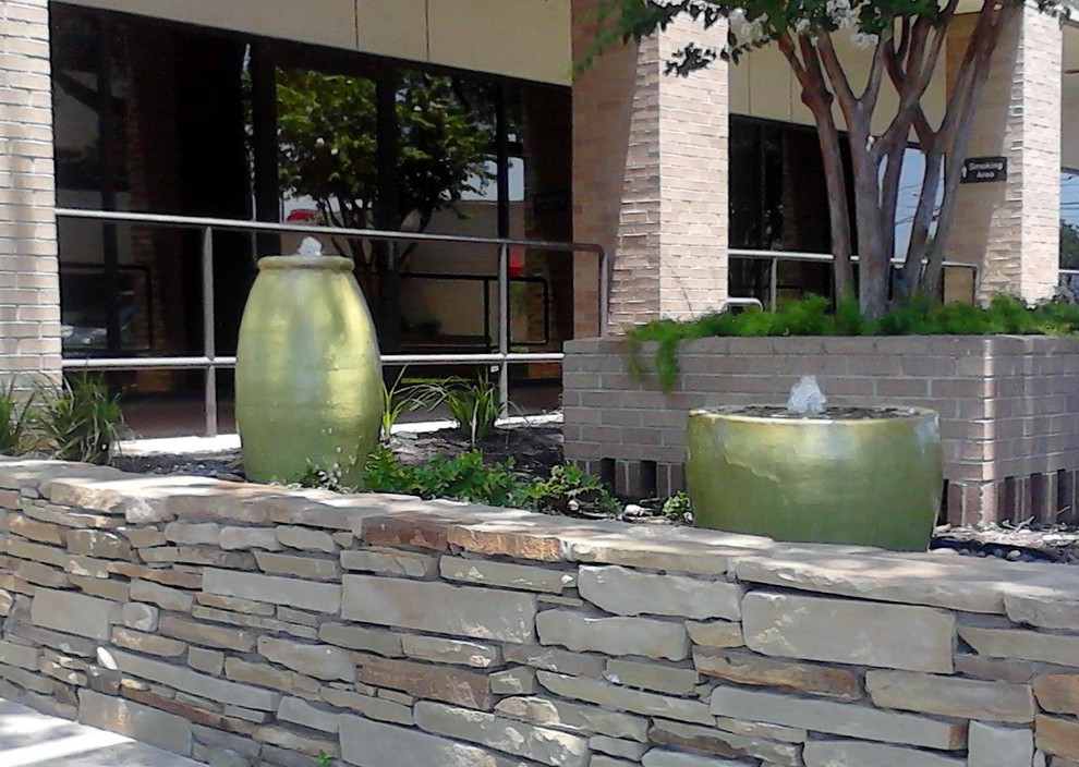 Photo of a mid-sized partial sun courtyard mulch water fountain landscape in Austin.