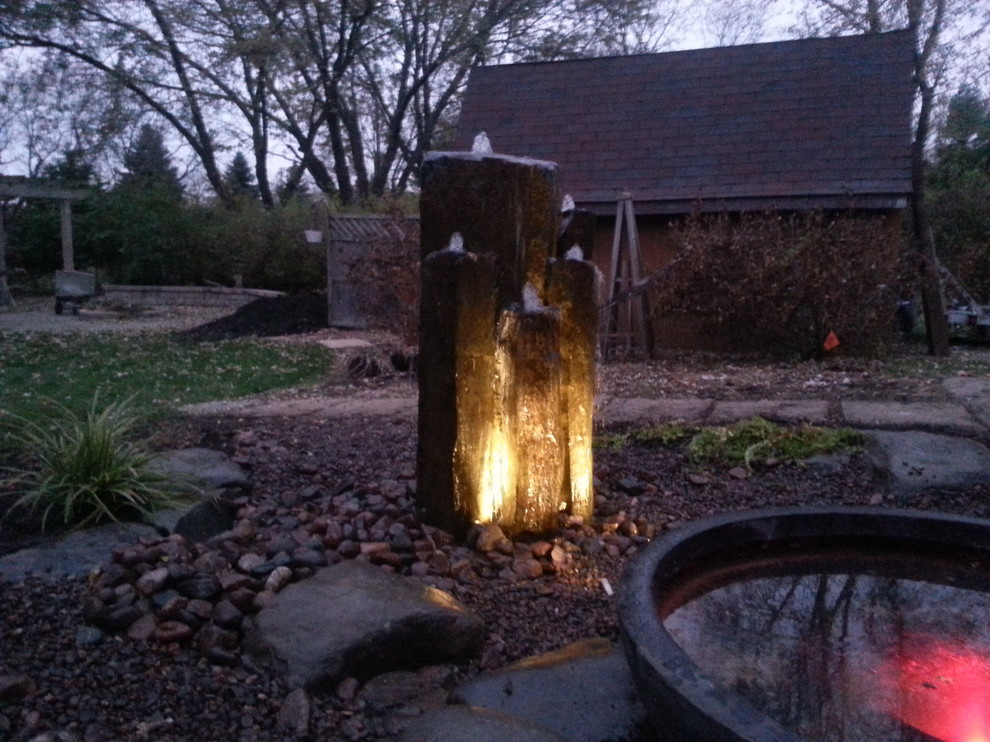 Стильный дизайн: садовый фонтан среднего размера на заднем дворе с полуденной тенью и мульчированием - последний тренд
