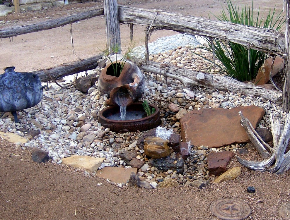 Cette image montre un petit jardin arrière avec un point d'eau, une exposition partiellement ombragée et un paillis.