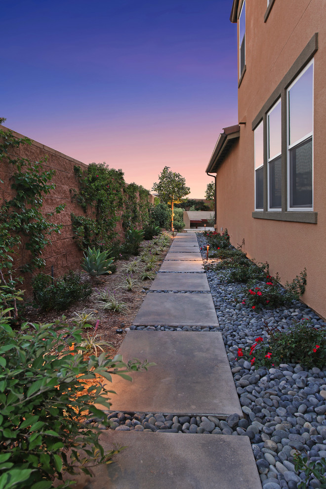 Geometrischer, Mittelgroßer, Halbschattiger Moderner Gartenweg neben dem Haus in Orange County