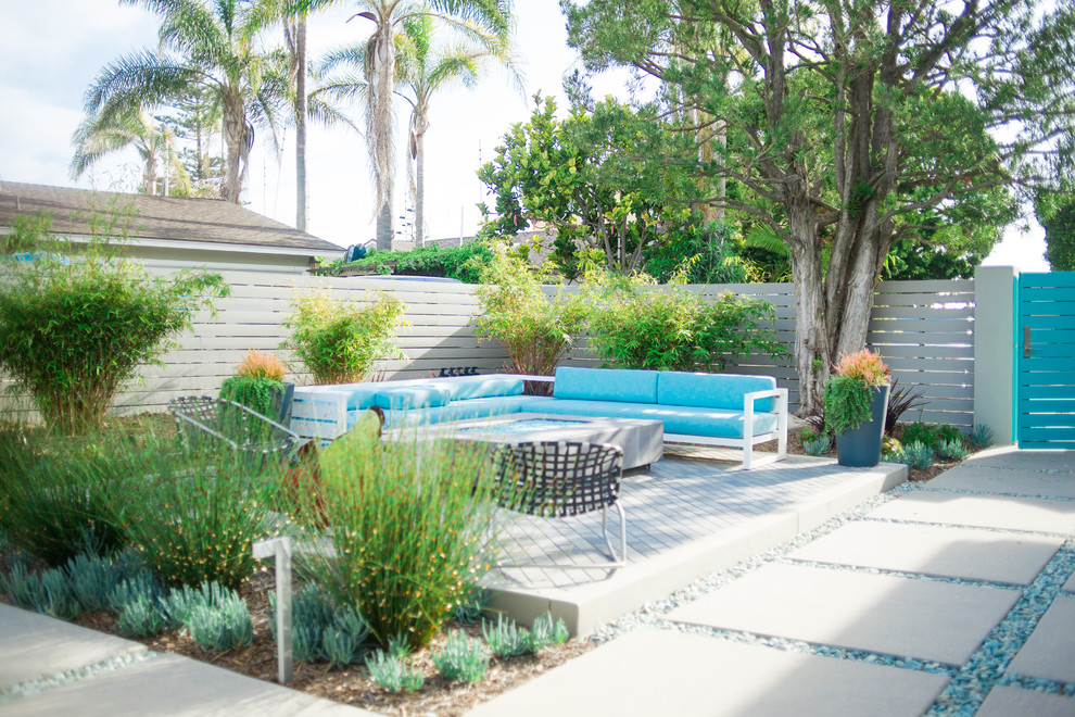 Стильный дизайн: большой солнечный засухоустойчивый сад на заднем дворе в современном стиле с местом для костра, хорошей освещенностью и мощением тротуарной плиткой - последний тренд