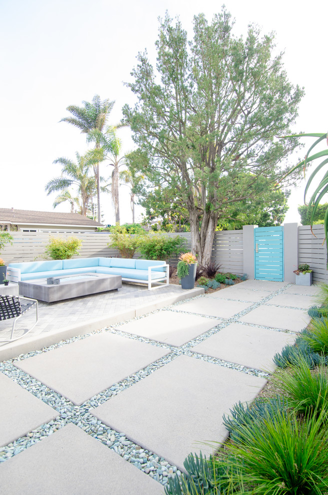 Diseño de jardín de secano contemporáneo grande en patio trasero con brasero, exposición total al sol y adoquines de hormigón