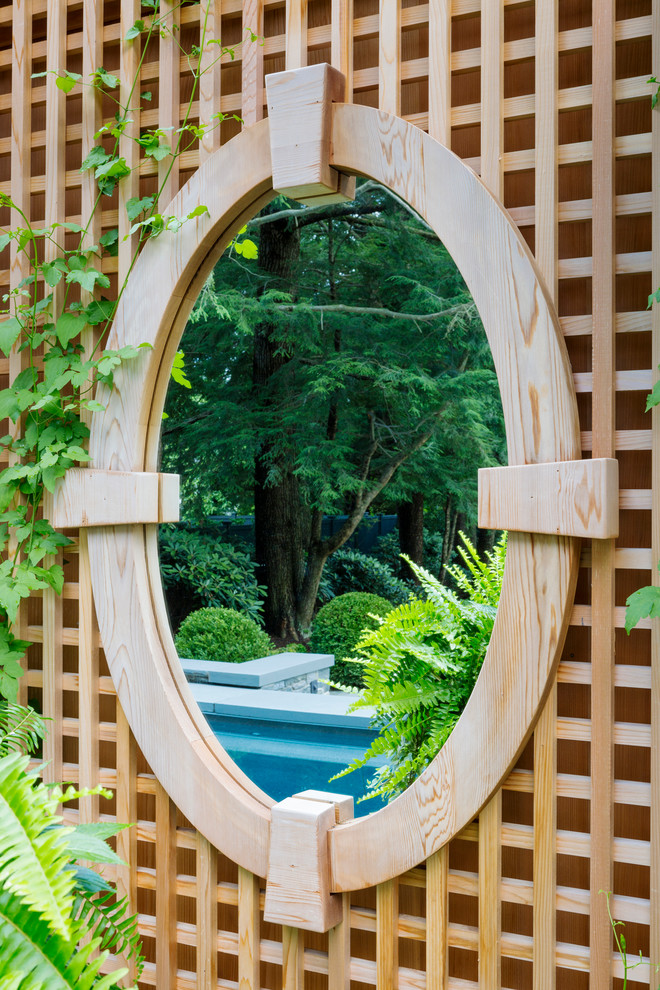 На фото: садовый фонтан среднего размера на заднем дворе в стиле неоклассика (современная классика) с покрытием из каменной брусчатки