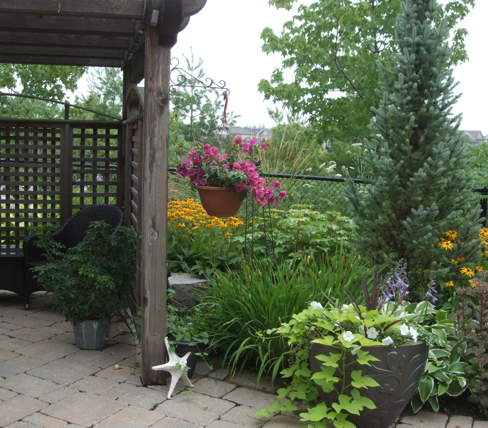 Design ideas for an eclectic landscaping in Toronto.
