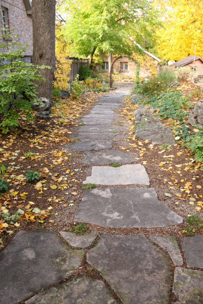 Foto di un giardino rustico esposto a mezz'ombra di medie dimensioni e dietro casa con pavimentazioni in pietra naturale