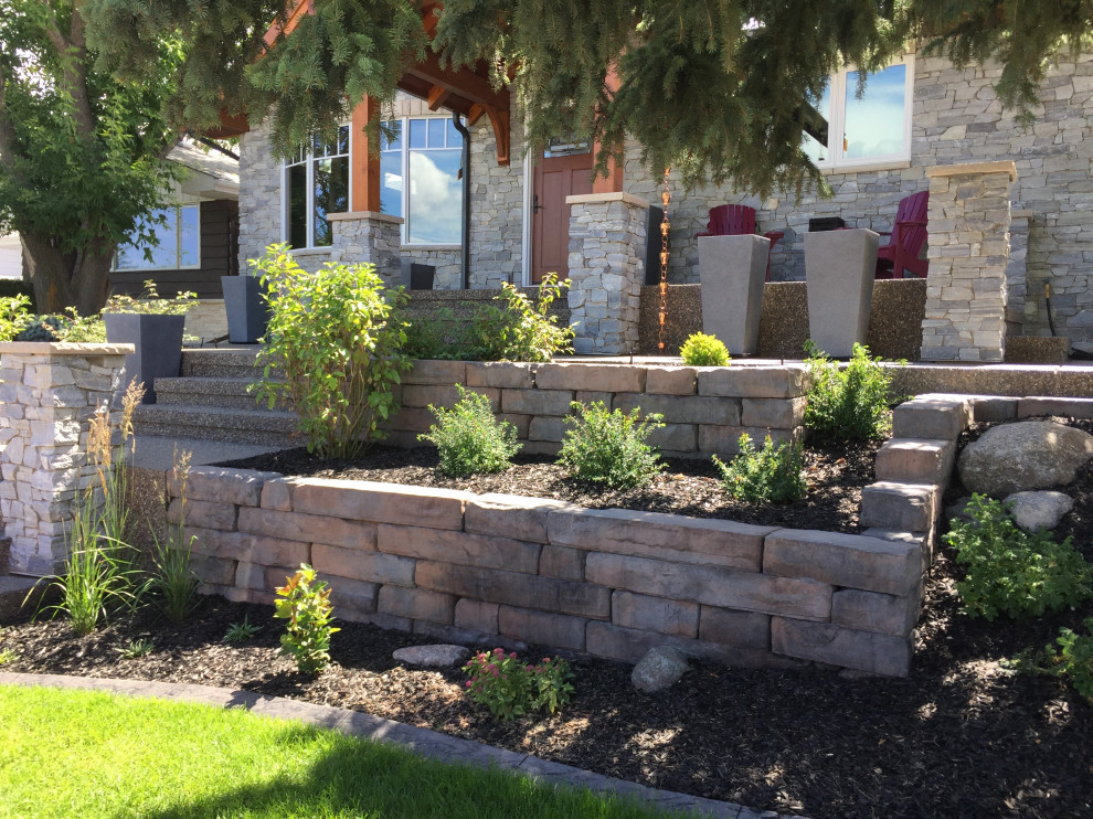 Mittelgroßer Vorgarten mit Hochbeet und Betonboden in Calgary