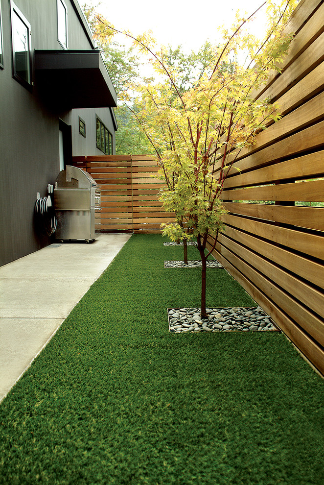 Идея дизайна: участок и сад на боковом дворе в современном стиле с с деревянным забором