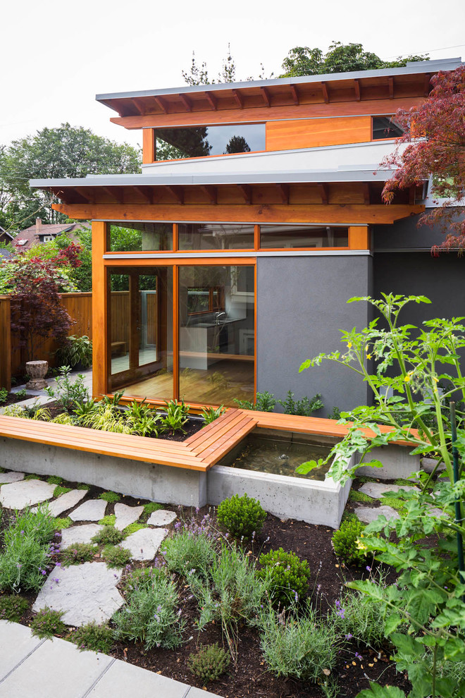 На фото: маленький садовый фонтан в современном стиле с мощением тротуарной плиткой для на участке и в саду