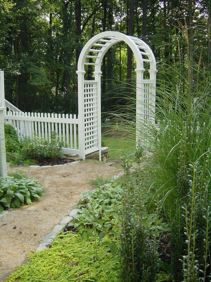 Inspiration pour un jardin arrière traditionnel avec du gravier.