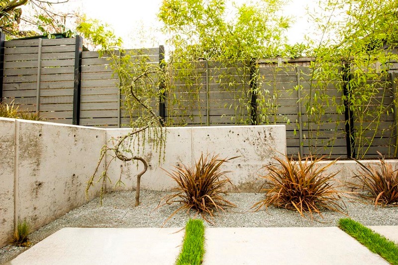 Idee per un giardino xeriscape etnico esposto in pieno sole di medie dimensioni e dietro casa con pavimentazioni in cemento