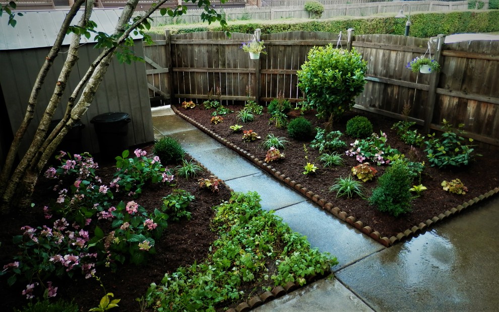 Idee per un piccolo giardino formale tradizionale in ombra dietro casa in estate con un ingresso o sentiero e pavimentazioni in cemento