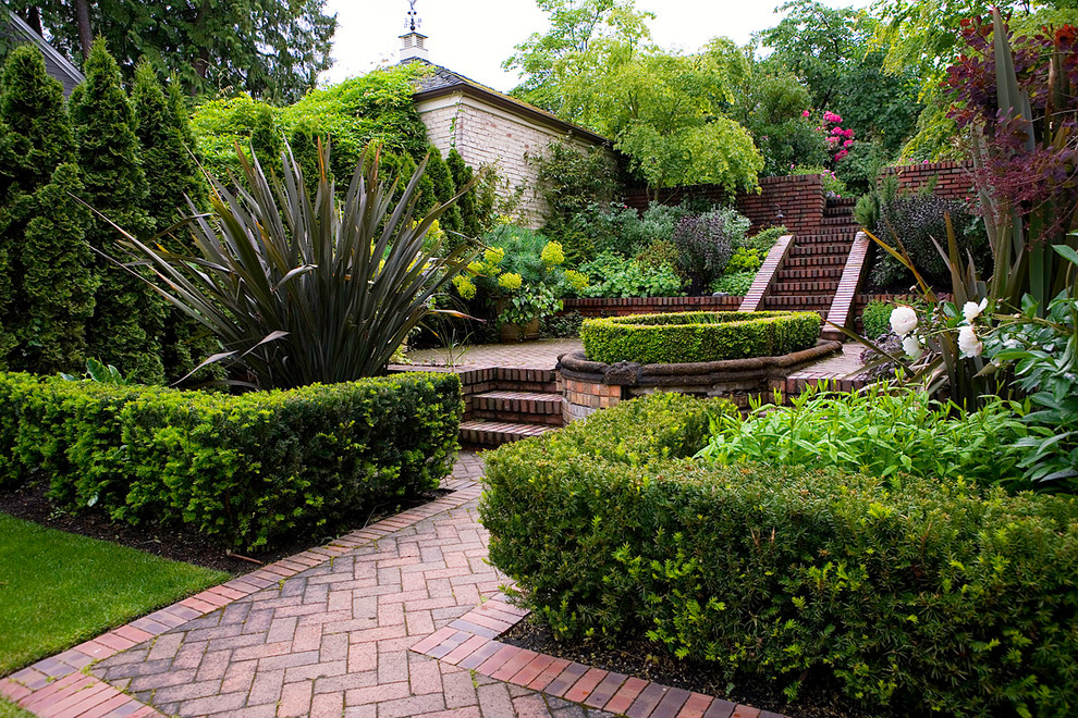 Klassischer Garten mit Pflastersteinen in Seattle