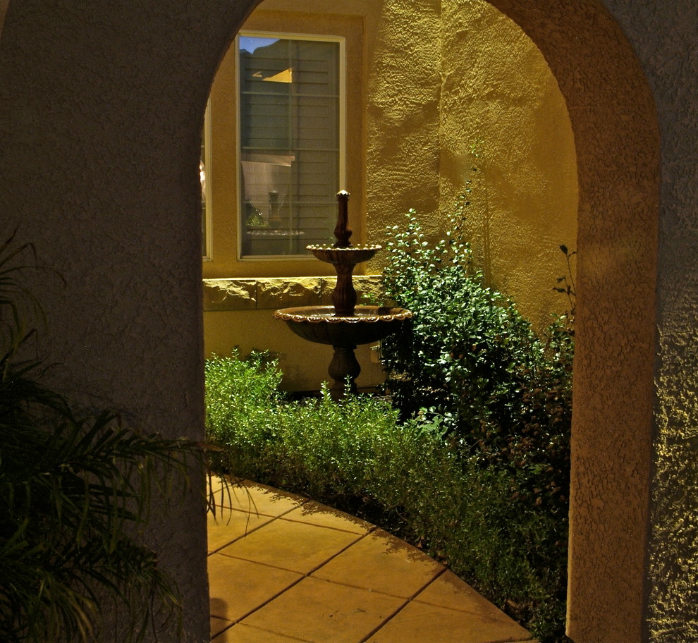 На фото: тенистый садовый фонтан среднего размера на заднем дворе в классическом стиле с мощением тротуарной плиткой