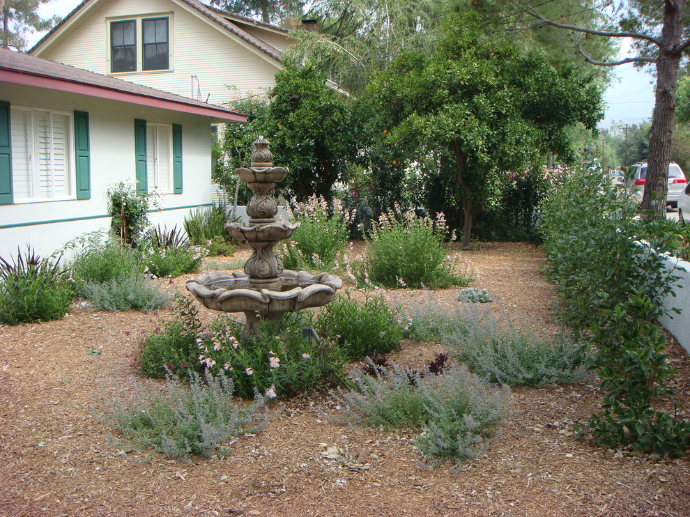Esempio di un giardino classico esposto a mezz'ombra di medie dimensioni e davanti casa