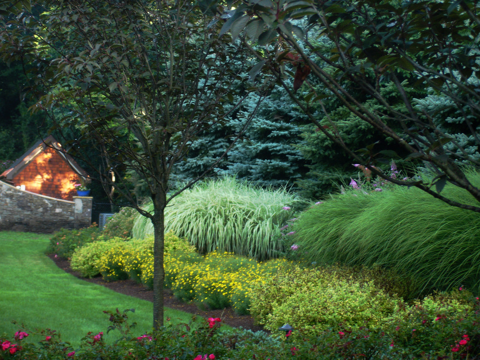 На фото: участок и сад среднего размера в классическом стиле с полуденной тенью с