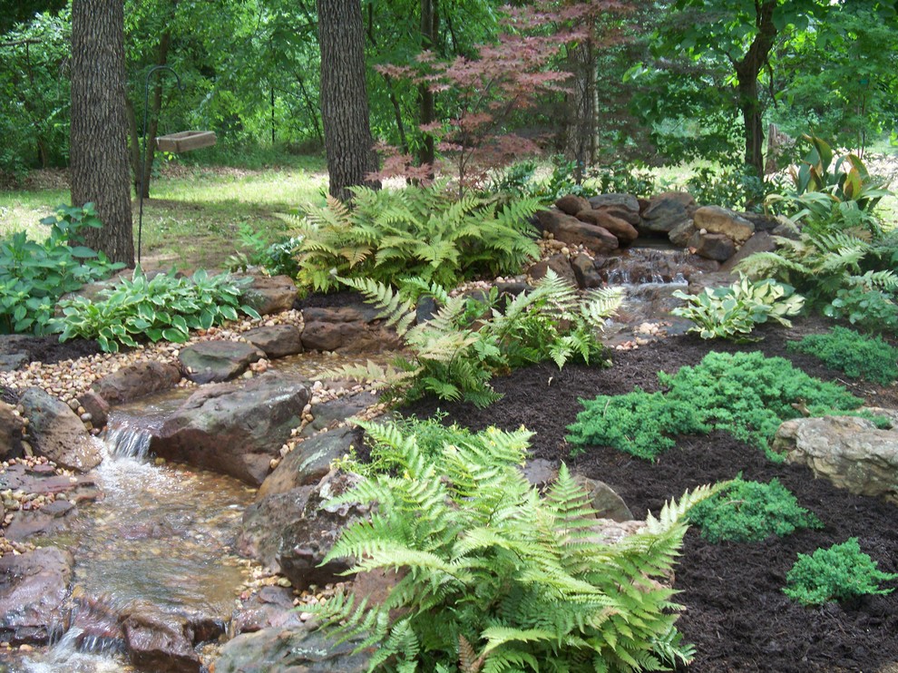 Idee per un ampio laghetto da giardino tradizionale esposto in pieno sole dietro casa con pavimentazioni in pietra naturale