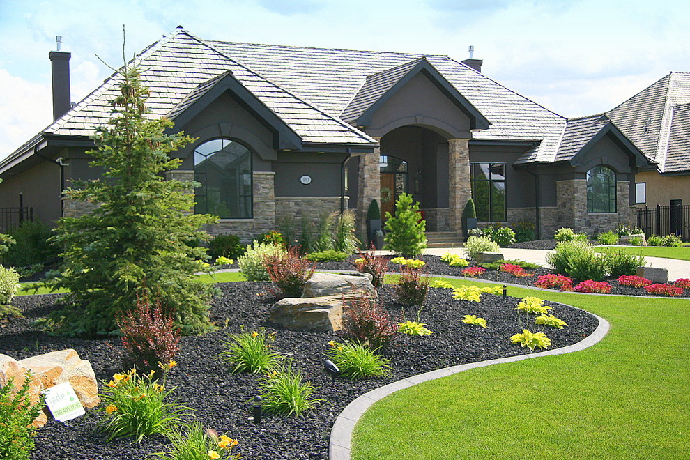 Пример оригинального дизайна: солнечный, летний участок и сад на переднем дворе в современном стиле с хорошей освещенностью