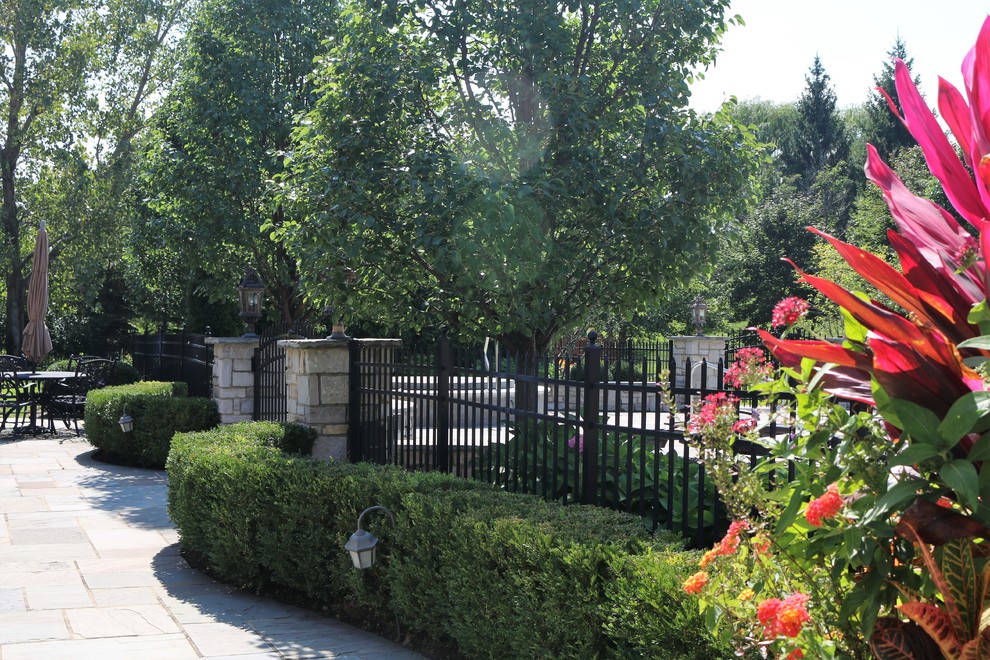 Mittelgroßer Klassischer Garten im Sommer mit direkter Sonneneinstrahlung und Natursteinplatten in Chicago
