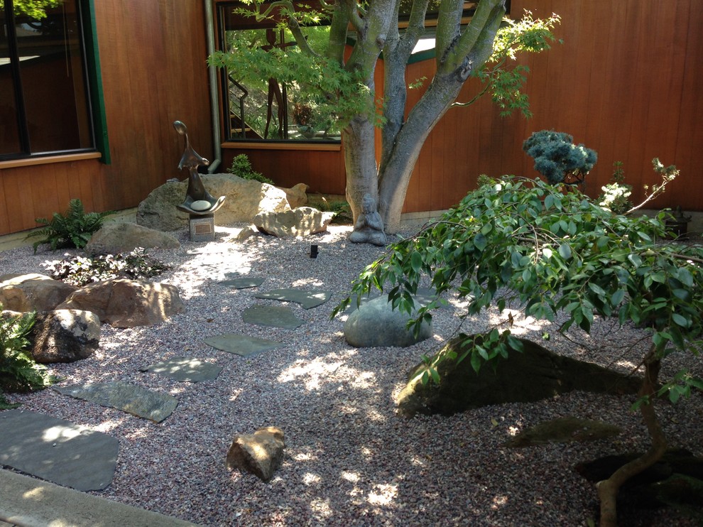 Стильный дизайн: регулярный сад на внутреннем дворе в восточном стиле с покрытием из гравия - последний тренд