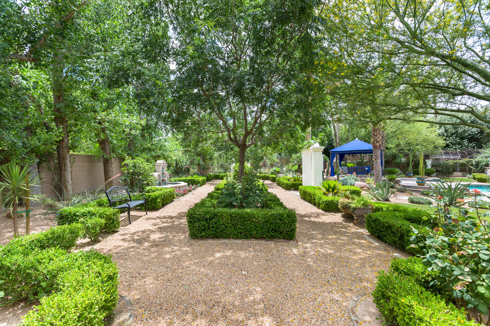На фото: огромный регулярный сад на заднем дворе в средиземноморском стиле с растениями в контейнерах, полуденной тенью и покрытием из гравия