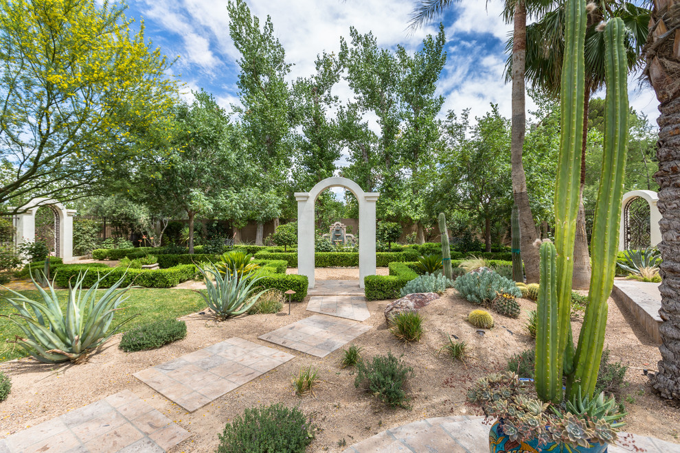 Idee per un ampio giardino formale mediterraneo esposto a mezz'ombra dietro casa con un giardino in vaso e pavimentazioni in pietra naturale